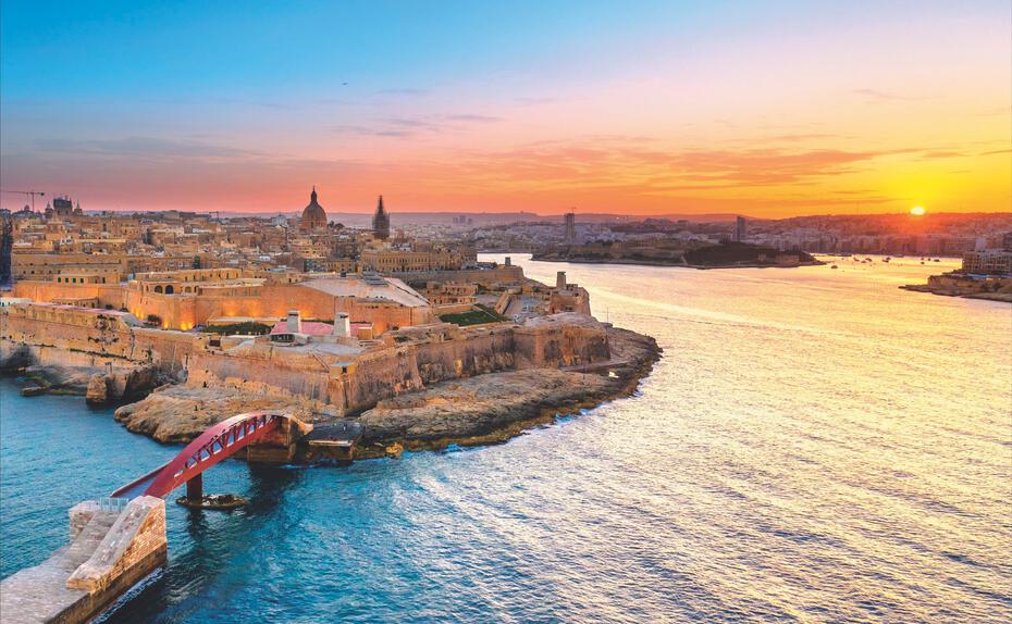 Buchtenreich. Bei Valletta hat die Natur zahlreiche Häfen angelegt. Früher bedeutend für die kriegerische Seefahrt, heute Stützpunkt für hunderte Yachten
