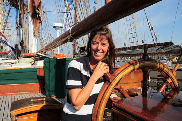 Kapitänin Nora Moro de Lange und ihr Großsegler Eye of the Wind. (Foto: Seeger)