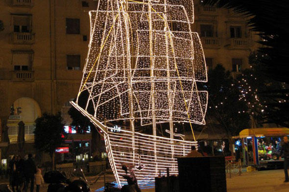 Schiff statt Tanne auf dem weihnachtlich geschmückten Hauptplatz ¿ in Griechenland hat das Tradition