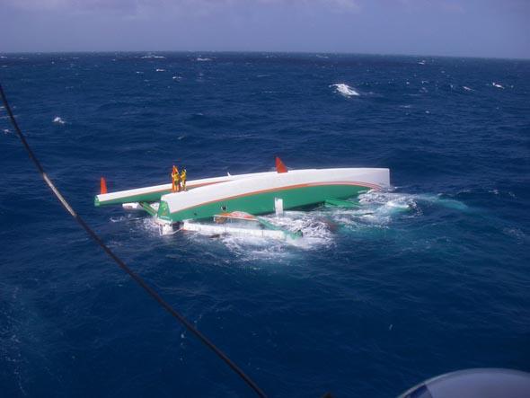 Ist ein Tri einmal durchgekentert, wie hier die Groupama 3 im Pazifik, braucht es Hilfe von außen. Ein neues Konzept soll das ändern