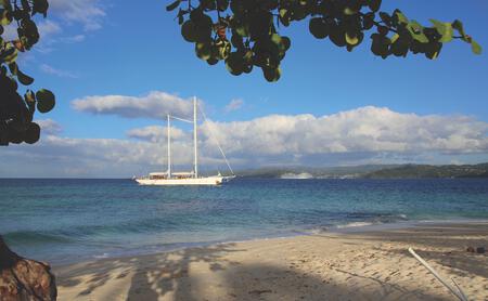 Maximale Freiheit. Die 54 Meter lange Rhea kann an den schönsten Plätzen vor Anker gehen, wie hier unmittelbar vor der Cayo Levantado, auch Bacardi Island genannt