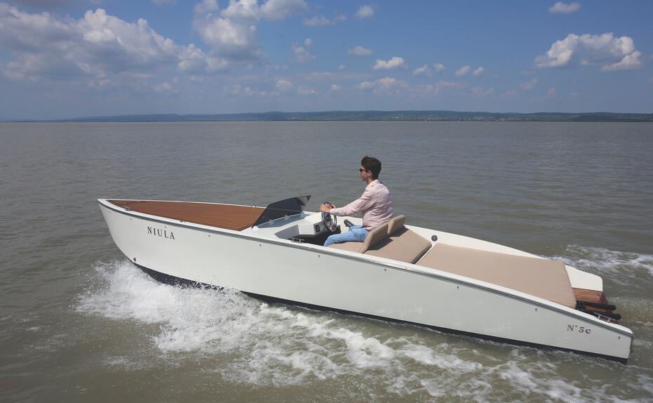 Runabout. Die Blütezeit dieses Bootstyps war in den 1960er Jahren, die Modelle stammten von Chris-Craft und Riva. Die burgenländische Bootsmanufaktur Niula Boats lässt, unterstützt vom Designstudio Kiska, dieses Konzept wieder aufleben