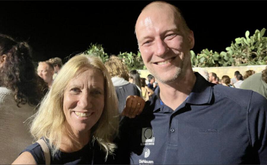 YR-Meteorologe Mike Burgstaller und JDM haben bei der Crew Party vor dem Middle Sea Race ihren Spaß