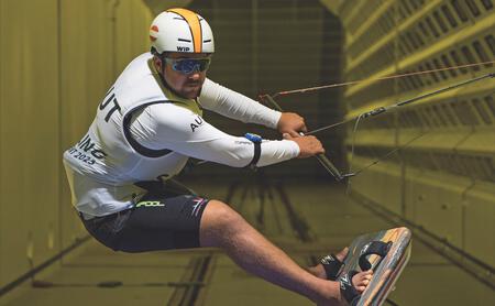 Bild: OESV/MATESA Stellungswechsel. Die Position am Board gilt als kritischer Faktor in der Formula Kite. Im Windkanal in Wien wurde mit Valentin Bontus (Bild) und Alina Kornelli daran gefeilt