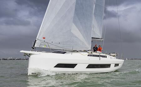 Bild: LUDOVIC FRUCHAUD IMACIS Designtrick. Riesige Rumpfluken und ein mehrfach gebrochener Freibord verleihen der voluminösen und hochbordigen Yacht ein ansprechendes Äußeres