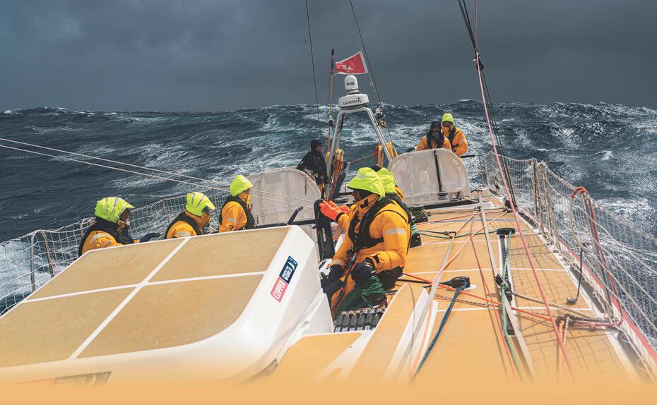 Schlittenfahrt. Als Entschädigung für Kälte und Nässe bietet der Southern Ocean einen Adrenalinkick bei rasanten Downwind-Surfs. Sicherheit hat dabei oberste Priorität – Rettungsweste und Sicherheitsleine sind Pflicht