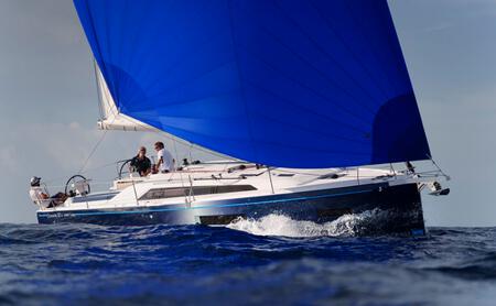 Bild: LUDOVIC FRUCHAUD IMACIS Wandelbar. Das Marc-Lombard-Design erfüllt in der Basisversion die Anforderungen am Chartermarkt. Wer richtig Segelspaß haben will, sollte sich für das First-Paket entscheiden – damit eröffnet sich eine andere Welt