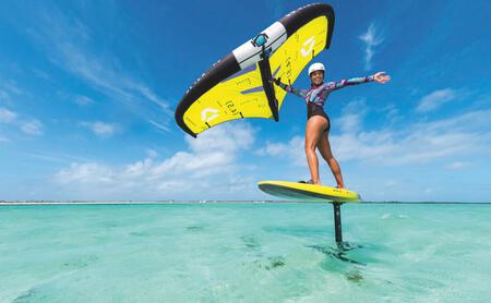 Bild: MARIA BEHRENS Hoch-Gefühl. Ob jung oder alt, weiblich oder männlich – immer mehr Menschen wagen sich an die Trendsportart Wingfoilen – Vorsicht, Suchtgefahr!