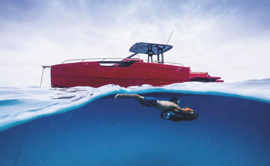 Offenes Geheimnis. Die Nuva M11 Open ist für Abenteuer am Wasser gebaut, im Test glänzte sie mit famosen Fahreigenschaften bei rauem Seegang. Vier Schlafplätze und eine getrennte Nasszelle machen sie auch für längere Ausflüge alltagstauglich