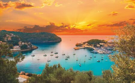 Darf es ein bisserl mehr sein? Mallorca hat so viel zu bieten: Im Westen warten wilde Berge, im Osten beschauliche Calas. Der Naturhafen Port de Sóller (Bild) liegt an der Westküste