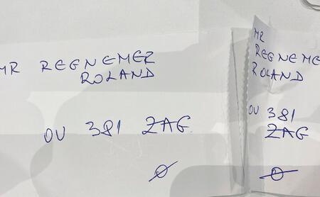 Bild: Regnemer Flugticket 2.0. Wenn alle Computersysteme offline sind, wird wieder mit der Hand geschrieben. Im Flugzeug gab es dann freie Sitzplatzwahl
