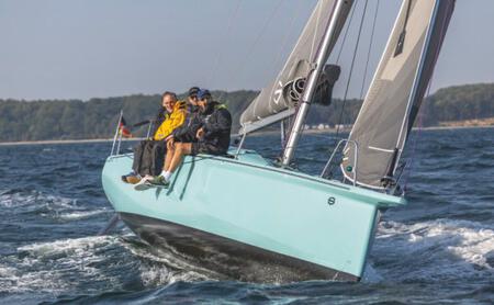 Bild: ANDREAS LINDLAHR Freudvoll. Wind und Welle machen mit der Sunbeam 29.1 Spaß. Das Doppelruder verhindert auch bei ordentlich Lage, dass auf der Kreuz die Kontrolle verloren geht