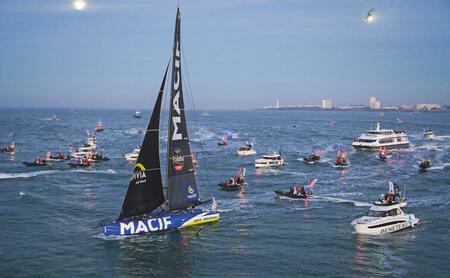 Bild: OLIVIER BLANCHET / ALEA Rekordleistung. Charlie Dalin, hier bei seiner Ankunft in Les Sables-d’Olonne, benötigte exakt 64 Tage, 19 Stunden und 22 Minuten, um den Globus zu umsegeln. Damit blieb er deutlich unter der bisherigen Bestzeit