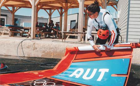 Bild: Michael Meindl Schlussstrich. Lorena Abicht, die 2024 in Marseille als erste österreichische Surferin an Olympischen Spielen teilgenommen hat, gab offiziell das Ende ihrer Karriere im Hochleistungssport bekannt – eine Entscheidung, die sie sich nicht leicht gemacht hat