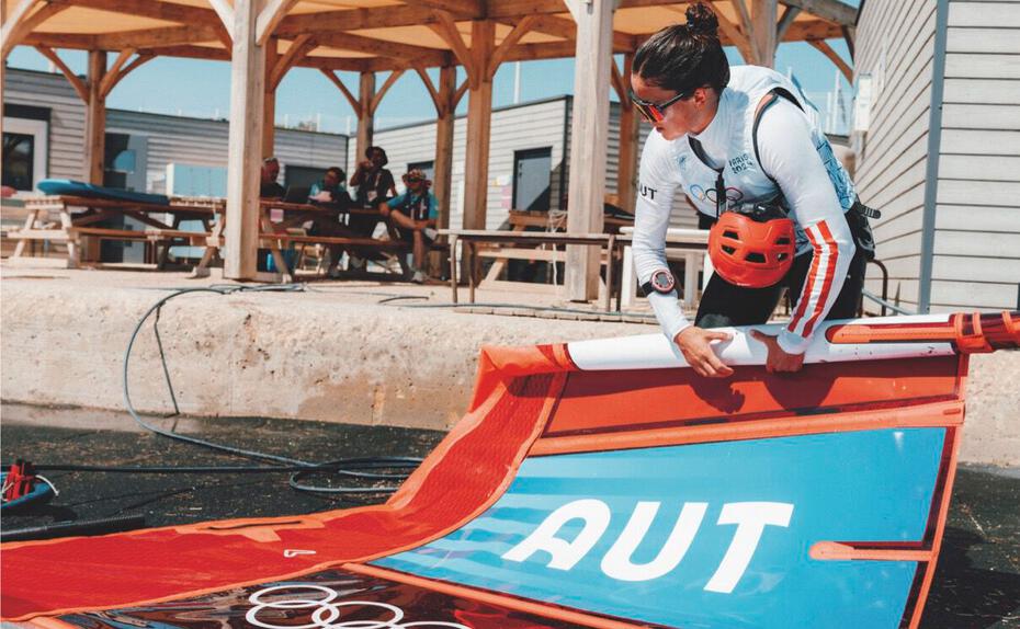 Schlussstrich. Lorena Abicht, die 2024 in Marseille als erste österreichische Surferin an Olympischen Spielen teilgenommen hat, gab offiziell das Ende ihrer Karriere im Hochleistungssport bekannt – eine Entscheidung, die sie sich nicht leicht gemacht hat