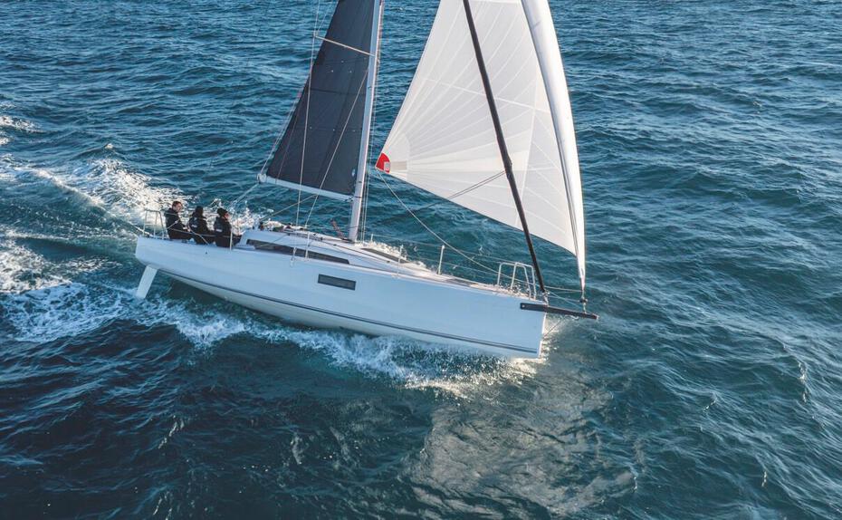 Wollmilchsau. Die Erwartungen an die neue First 30 wurden im Rahmen der Weltpremiere in Düsseldorf hochgeschraubt. Beim ersten Test vor Portorož wurde geliefert 