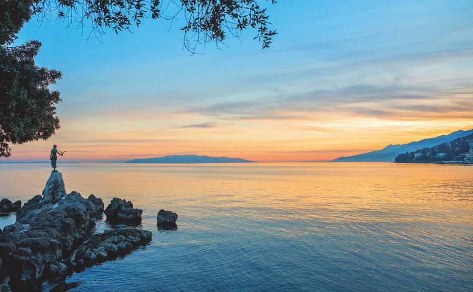 Vielfältige Freuden. In Opatija kann man sich die See-Beine wunderbar vertreten, im Sommer lockt zudem das international besetzte Kvarner Musik-Festival 