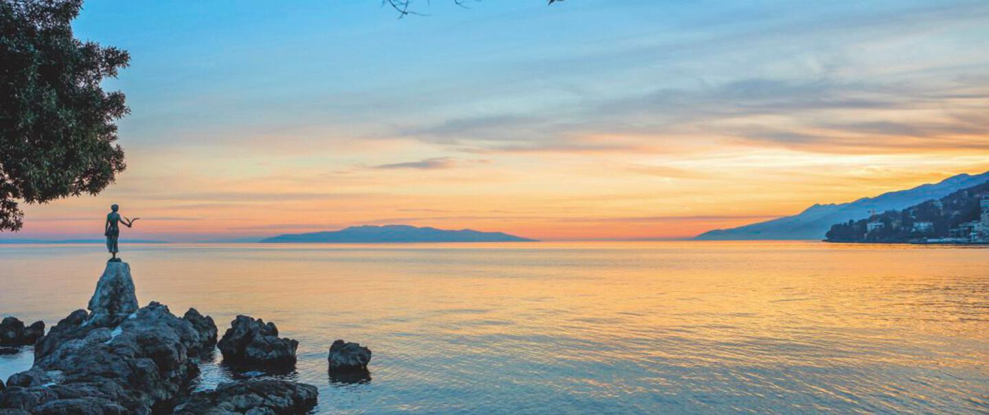 Vielfältige Freuden. In Opatija kann man sich die See-Beine wunderbar vertreten, im Sommer lockt zudem das international besetzte Kvarner Musik-Festival 