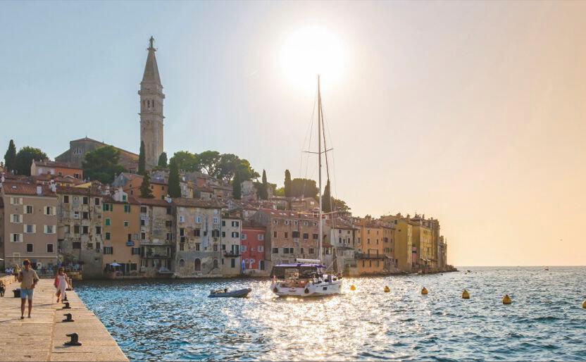 Rovinj. Die malerische Kleinstadt an der Westküste von Istrien ist ein beliebtes Törnziel, die Liegeplätze im örtlichen Hafen wurden allerdings empfindlich teurer
