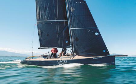 Bild: Julius Osner Für Solisten. Die ursprünglich für den Neusiedler See mit Ballastschwert konstruierte Lago 26 bekommt mit der auf Alleinsegler ausgelegten Speedster eine attraktive, zweite Kielversion zur Seite gestellt