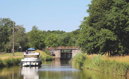 Bild: Roland Regnemer Landstraße. Nach der Schleuse ist vor der Schleuse. Am Saarkanal bis Sarreguemines sind diese allesamt vollautomatisch. Äußerst überschaubar war der Gegenverkehr