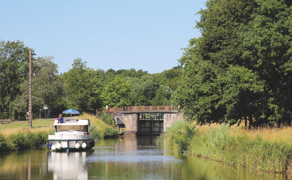 Landstraße. Nach der Schleuse ist vor der Schleuse. Am Saarkanal bis Sarreguemines sind diese allesamt vollautomatisch. Äußerst überschaubar war der Gegenverkehr 