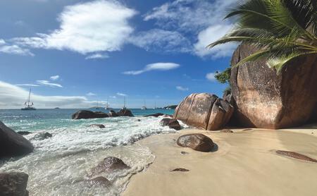 Bild: Judith Duller-Mayrhofer Pittoreske Ziele. Die Route führte die Regattateilnehmer in die Anse Lazio an der Nordküste von Praslin und damit an einen der schönsten Strände der Welt