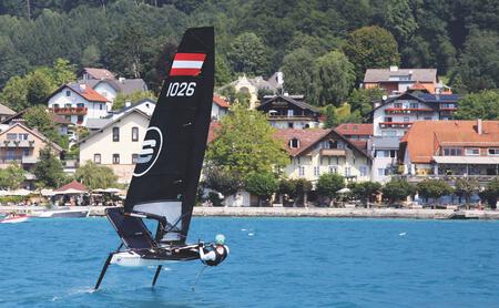 Bild: Roland Regnemer Abgehoben. Michael Schönleitner war Österreichs bester Mottensegler, aktuell widmet er sich sportlich und organisatorisch ganz der neuen Switch. Hier fliegt er auf Attersee zu