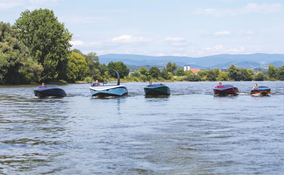 Schaulauf. Gezählte fünf Boote brachte Familie Kaiser von der Werft in Straßkirchen in den Motorbootclub nach Straubing an der Donau 