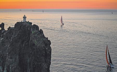 Lichtspiele. Die Flotte passiert bei Sonnenuntergang den Leuchtturm auf der kleinen Vulkaninsel Strombolicchio