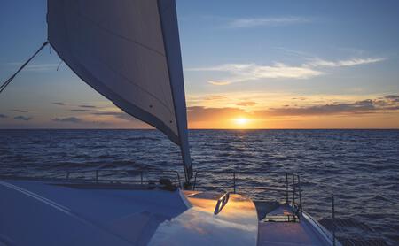 Romantik pur. Kurz vor der Umrundung des Westzipfels der Insel Anguilla geht die Sonne unter; jetzt heißt es Segel bergen. Schöner kann ein Törn nicht beginnen