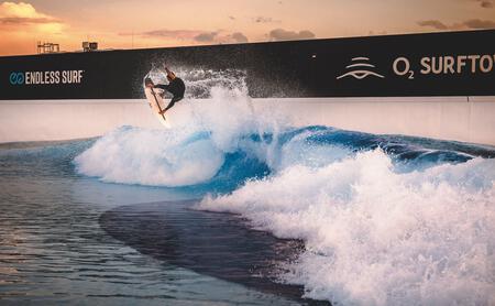 Strikt nach Plan. Perfekte Wellen laufen während der gesamten Betriebszeit und das ganze Jahr hindurch. Höhe, Geschwindigkeit und Kraft ändern sich im Ein-Stunden-Takt