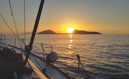 Daumen hoch! Sonnenuntergang hinter der Insel Dokos. Der Argo­lische Golf im Süden der gleichnamigen Halbinsel, dem Daumen des Peloponnes ist ein sehr (ent-)spannendes Stückchen Meer. Manchmal anspruchsvoll, manchmal trickreich, meistens friedlich