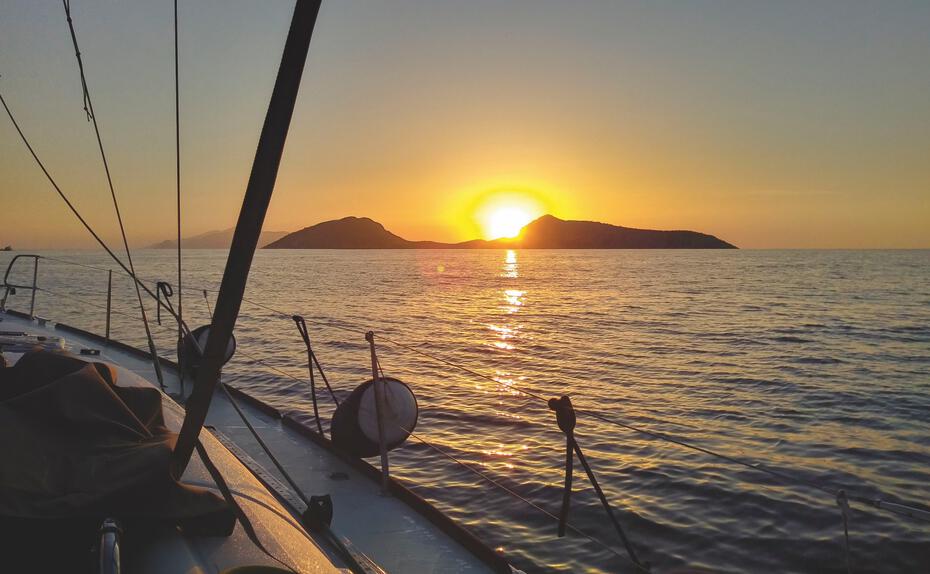 Daumen hoch! Sonnenuntergang hinter der Insel Dokos. Der Argo­lische Golf im Süden der gleichnamigen Halbinsel, dem Daumen des Peloponnes ist ein sehr (ent-)spannendes Stückchen Meer. Manchmal anspruchsvoll, manchmal trickreich, meistens friedlich
