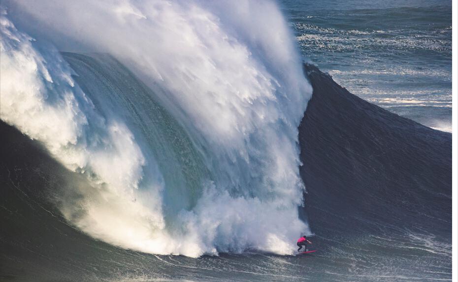 Gigantisch. Der Brasilianer Pedro Vianna erwischt einen der ersten Riesenbrecher des Bewerbs und entwischt punktgenau dem Weißwasser