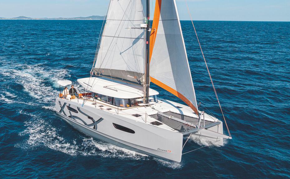 Minimalistisch. Unter dem Motto „Weniger ist mehr“ wurden Materialeinsatz und ungünstige Auswirkungen auf die Umwelt konsequent reduziert. Funktionalität und Komfort hat man hingegen optimiert und auch das Segeln ist, wie der Test bewies, ein reines Vergnügen