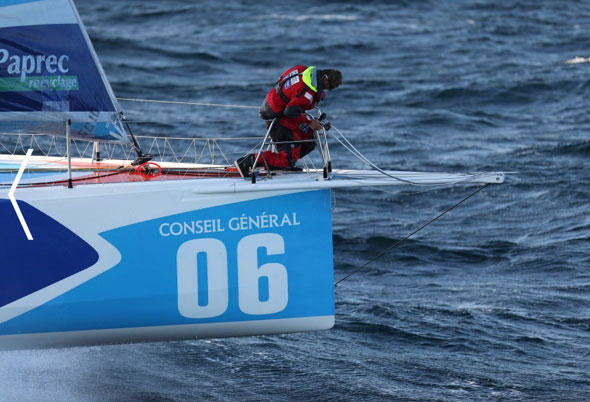 Jean-Pierre Dick versucht sich derzeit ohne Kiel zu den Azoren zu retten