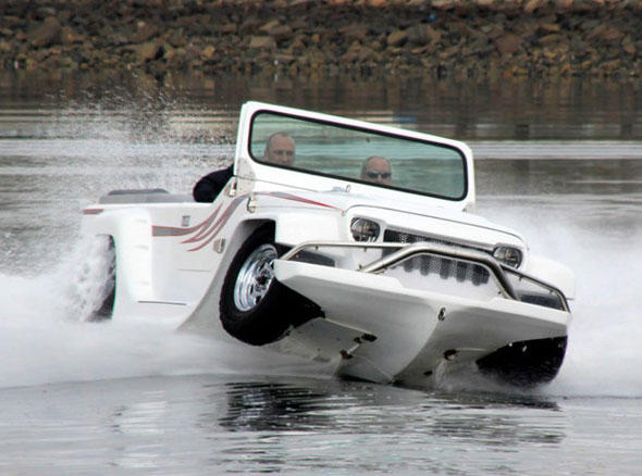 Cool oder verrückt? Das Watercar fühlt sich zu Wasser und zu Lande wohl