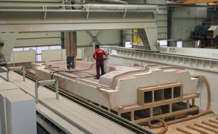 Eine hochpräszise 5-Achsfräse arbeitet an der Form für die Decksinnenschale