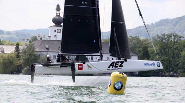 Fliegende Katamarane vor Schloss Ort ¿ ein Bild, das die Zuseher begeisterte