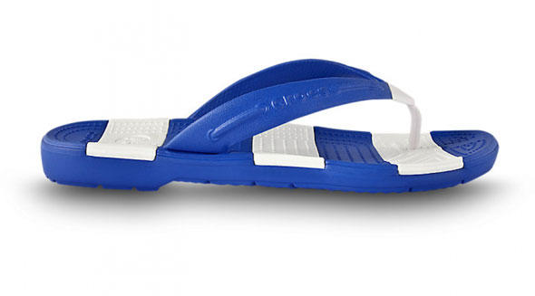 Mit dem Crocs Beach Line Flip auf der perfekten Welle