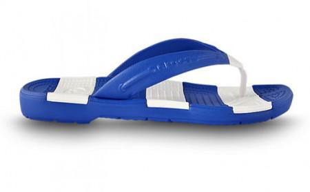 Mit dem Crocs Beach Line Flip auf der perfekten Welle