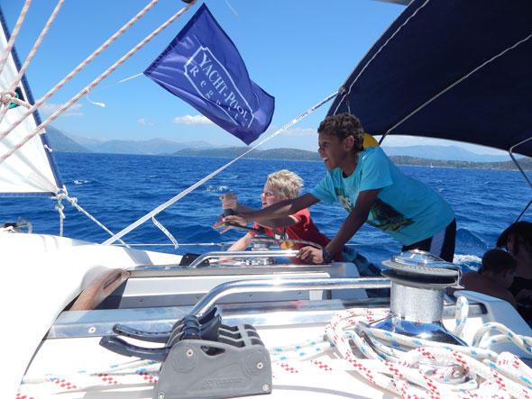 Beim gemeinsamen Segeln können die Kinder ihre Sorgen vergessen