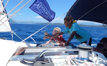 Beim gemeinsamen Segeln können die Kinder ihre Sorgen vergessen