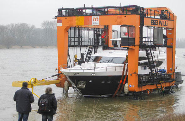 Big Willi nennen die Düsseldorfer ihren Lift, der die Yachten aus dem Rhein hebt