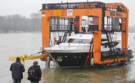 Big Willi nennen die Düsseldorfer ihren Lift, der die Yachten aus dem Rhein hebt