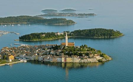 In der Vorsaison kann man unbehelligt von Touristenmassen durch das hübsche Städtchen Rovinj schlendern