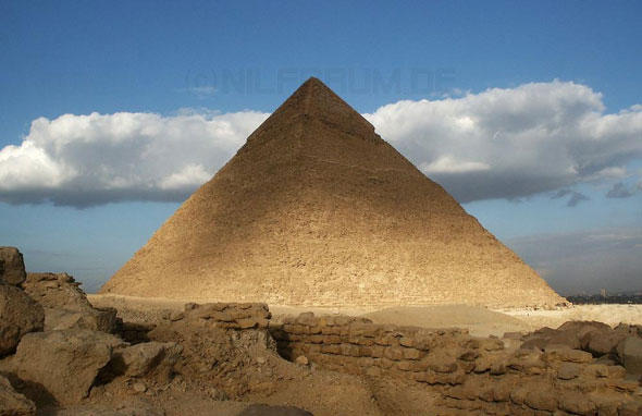 Pharao Cheops ließ nicht nur diese Pyramide erbauen, sondern auch einen Hafen, der jetzt von Archäologen entdeckt wurde