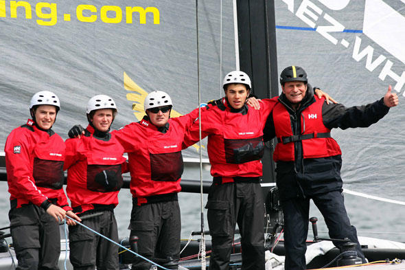 Hoher Besuch: ÖOC-General Peter Mennel (r.) zu Gast beim AEZ GC32 Youth Sailing Team