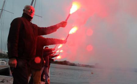 Pyrotechnik Übung mit Handfackel, Fallschirmrakete und Rauchtopf.